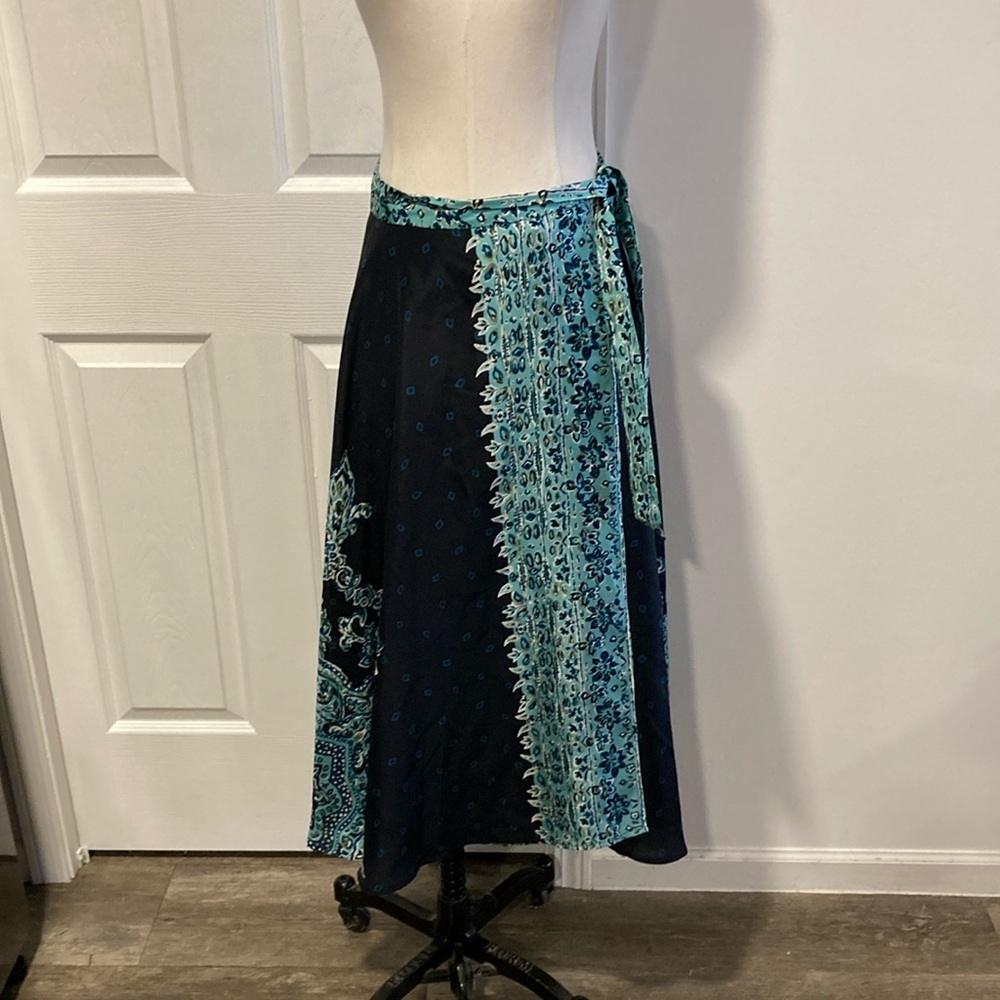 beautiful Talbots blues silk wrap skirt 6P